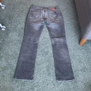 Lågmidjade gråa jeans - Lågmidjade gråa jeans från ONLY             Midjemått:40 cm    Innerbenslängd: 80 cm                       Sidsömmen gick upp lite men har sytt och fixat det så syns knappt (se sista bild)