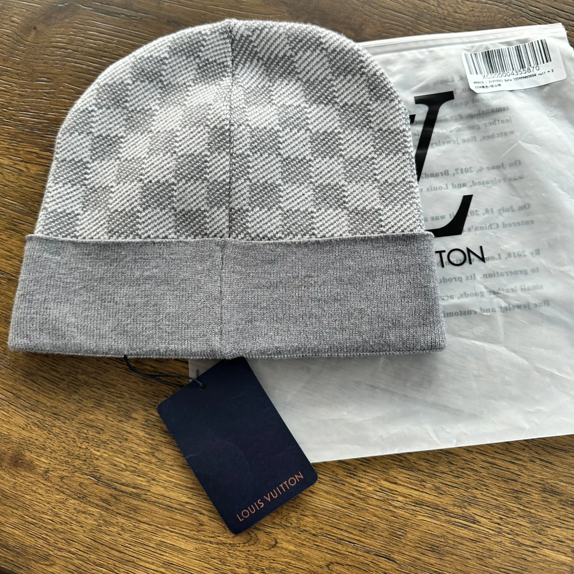 Grå rutig mössa  - 1