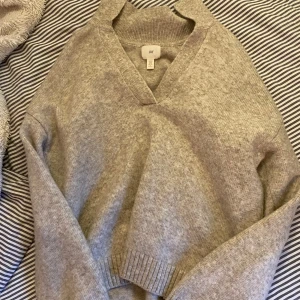Grå tröja från H&M - Säljer en stilren grå tröja från H&M i storlek XS. Köpt här på plick men har inte kommit till användning❤️super snygg