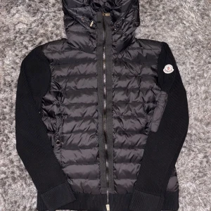  Moncler cardigan - Helt ny oanvänd moncler cardigan, perfekt inför våren, Storlek 2/M men passar även storlek S samt storlek L med de elastiska materialet som ger en perfekt passform