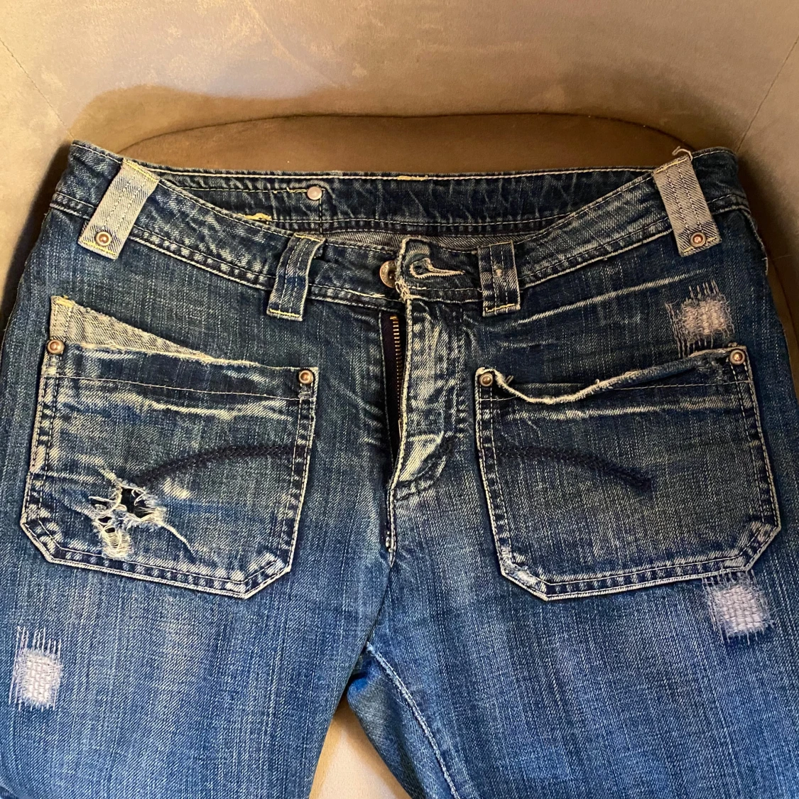 Blå jeans med slitningar - 2