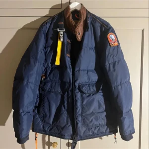 Parajumpers Dunjacka - Snygg Parajumpers dunjacka i färgen mörkblå | Knapp vid kragen fungerar inte och en liten söm saknas på innerficka, annars fint skick! | Hör av er för fler frågor!