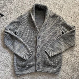 Stickad cardigan - Säljer nu en stickad cardigan/kofta som är nästan sprillans ny skick 9,5/10. Sitter lite litet på mig som är 186 så passar någon mellan 183-175 typ. Om ni undrar något är det bara och kontakta. Priset är ej hugget i sten så kom med prisförslag! Checka gärna profilen för fler koftor/cardigans!