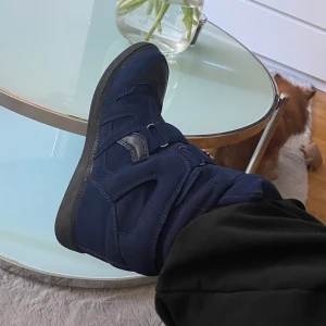 Isabell marant  - Snygga mörkblå isabel marant liknande skor  och hög design. Perfekta för en stilren look med en robust sula för extra komfort. Passar bra till både jeans och mer avslappnade outfits.storlek 36, finns täcken på andvänding då skorna är lite nopprig på ena sidan men inget som syns från långt håll, annars inga difekter
