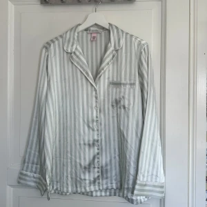 Pyjamas från Victoria's Secret - Snygg och bekväm randig pyjamas från Victoria's Secret i ljusgrön och vit. Den är helt ny aldrig använd. I satin material 💚🤍