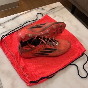 Adidas F50 ELITE FG + Påsen - Jag säljer dessa Adidas F50 ELITE som är FG, plus påsen som kommer till skorna. Dem är i bra skick och är köpta från unisport. Om ni har några frågor eller vill diskutera pris så är det bara att skriva!!!