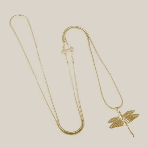 Ioaku halsband me trollslända  - Elegant guldhalsband med en detaljrik trollslända som hänge. Kedjan är lång och smal, vilket ger en stilren look. Perfekt för att lägga till en touch av naturinspirerad elegans till din outfit. Obs säljer bara med den korta kedjan har ej den långa 