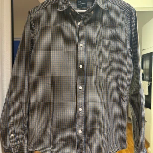 Rutig skjorta från Peak Performance - Snygg rutig skjorta från Peak Performance i blått och gult. Skjortan har långa ärmar och knappar framtill. Perfekt för en stilren look till sommaren. Funkar bra utanför som innaför brallan. Sparsamt använd! Skick 9/10, storlek M