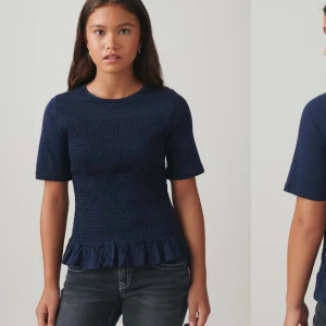 Mörkblå smockad topp  - Helt oanvänd, slutsåld på ginas hemsida. Storlek 170 / s / xs