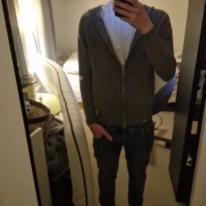 Kashmir zip - Säljer en stilren grå hoodie från Sayless i kashmir. Tröjan har dragkedja och långa ärmar, perfekt för en avslappnad look. Den är mjuk och bekväm, idealisk för kyligare dagar. Priset går även att diskutera 😁