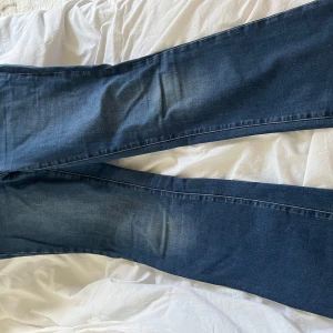 Blå bootcut jeans med medel midja från Kappahl  - Snygga blå bootcut jeans från Kappahl. Lite slitna men har ett väldigt bra material. Jeansen är i storlek 42. Säljs pga att dem inte passar längre.