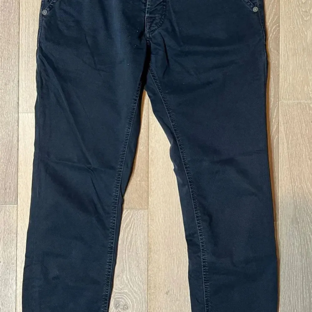 Snygga grå byxor från Jacob Cohen med en stilren design. Byxorna har en klassisk femficksmodell och är tillverkade i ett mjukt material för extra komfort. Perfekta för en avslappnad men stilfull look.. Farkut & Housut.