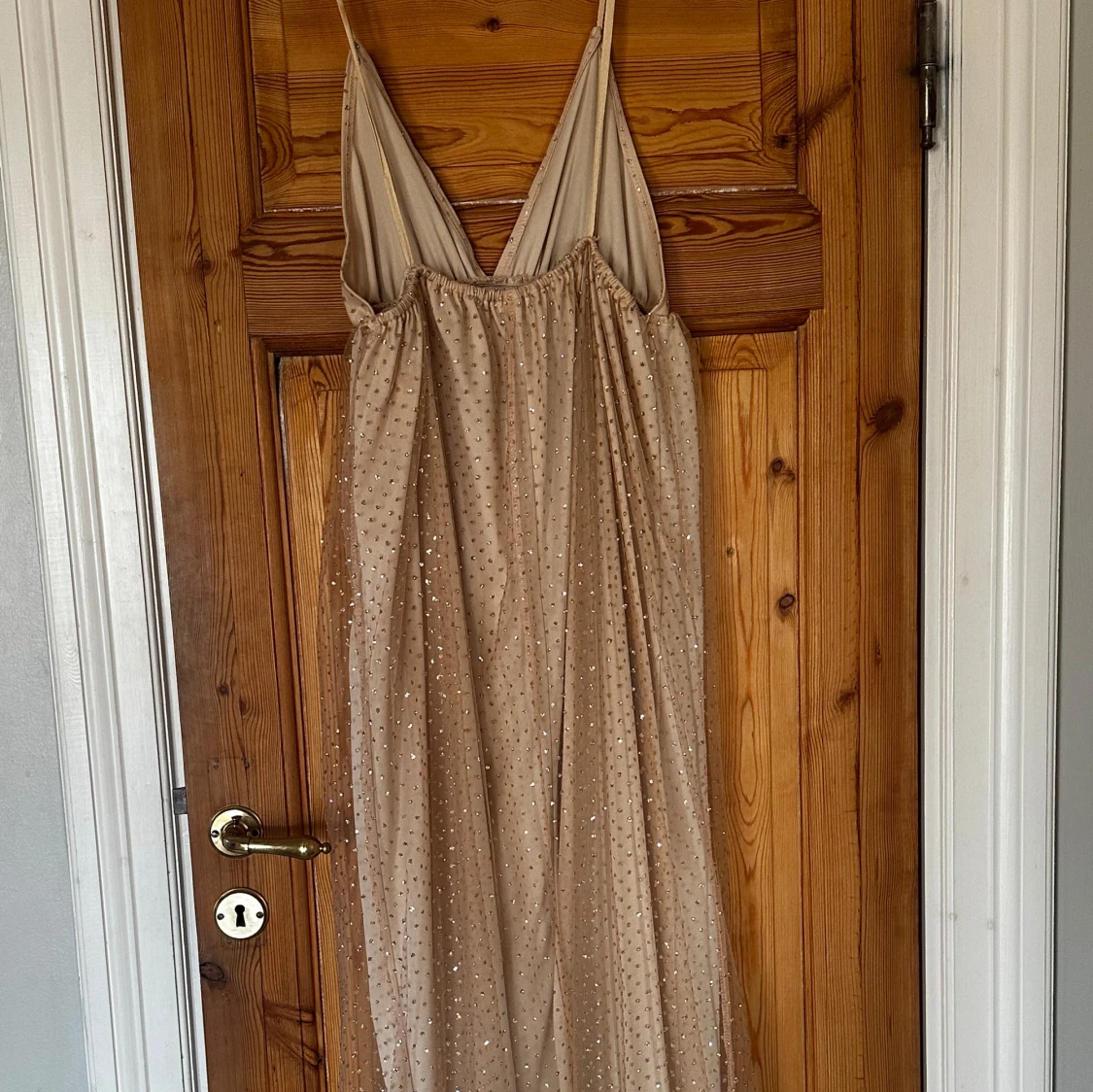 Champagnefärgad långklänning med glittrande  - 1