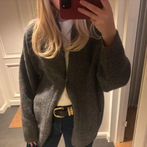 Mörk grå Cardigan  - Såå snygg kofta från Lindex, perfekt att ha som jacka nu i vår. Nypris 700