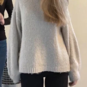 Beige stickad tröja från Gina Tricot - Mysig beige stickad tröja från Gina Tricot. Perfekt för kyliga dagar med sin avslappnade passform och långa ärmar. Ribbstickad vid halsen för extra komfort. En stilren och enkel design som passar till det mesta.