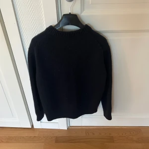 Arket stickad tröja - Säljer min stickade tröja ifrån arket då jag inte använder den längre! Perfekt nu till våren under en skön väst eller liknande!  Bra skick bra pris vänta inte med denna!