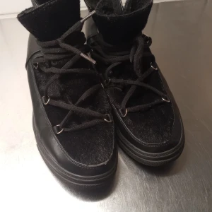Svarta boots med snörning - Snygga svarta boots med snörning och en robust sula. Skorna har en unik textur på ovandelen och är mer "Stockholm stil". De är i storlek 38 och passar utmärkt för höst- och vinterbruk🖤