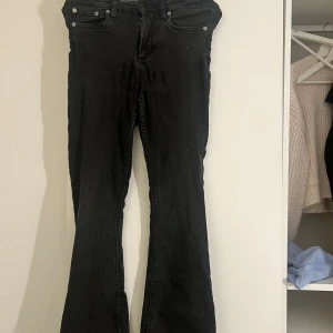 Svarta bootcut jeans - Snygga svarta bootcut jeans. Perfekta för en stilren look och passar till många olika outfits. Skriv vid intresse eller flera frågor💞