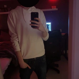 Pier.one hoodie - Tja säljer min vita  pier.one hoodie för att ja inte har nån användning. Har använt hoodie sirka en gång. 