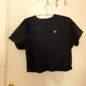 Svart croppad t-shirt från Lyle & Scott - Sälker en Lyle and scott tröja då den inte används, med doms märke på bröstet nytt skick❤️ 