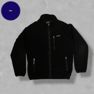 Svart fleecejacka från Patagonia - Säljer en svart fleecejacka från Patagonia med dragkedja. Bra skick!