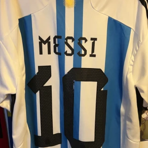 Argentina fotbollströja, MESSI - Säljer en klassisk Argentina fotbollströja från Adidas med nummer 10 och namn på ryggen. Helt oanvänd 
