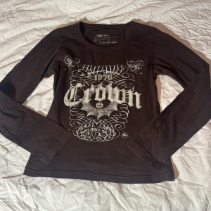 Långärmad t-shirt med tryck - Fint skick dock en fläck i armhålan (se bild)