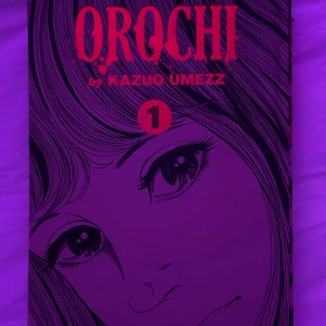 Orochi Volym 1 - Manga av Kazuo Umezz, 'Orochi Volym 1', publicerad av VIZ Media. Boken har en dramatisk omslagsbild med en närbild av ett ansikte och innehåller svartvita tecknade serierutor. En mystisk berättelse om en ung kvinna som påverkar människors liv.