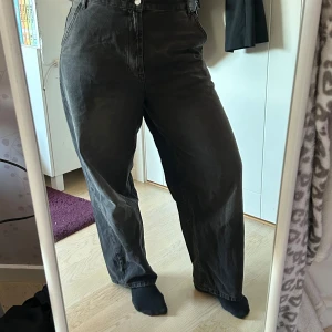 Svarta jeansbyxor - Svarta jeans endast använda några få gånger. Mid-waist så de funkar att ha lite som man vill. För referens så är jag ca 170 lång. 