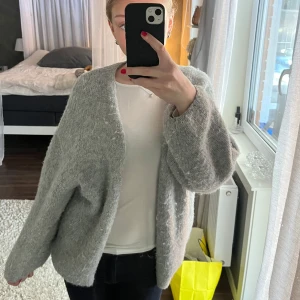 Grå stickad kofta från Lindex - Mysig grå stickad kofta från Lindex. 