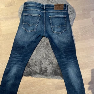 Replay jeans  - Snygga blå jeans från Replay med klassisk femficksdesign och en bekväm passform. Jeansen har en lätt tvättad look och är perfekta för en avslappnad stil. Midjan är w31 och längden är 32. Hör gärna av dig vid minsta lilla fundering, Pris går att diskuteras💯
