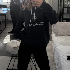 Mörkblå hoodie från GANT - Gant hoddie köpt på herr avdelningen. Pris kan diskuteras