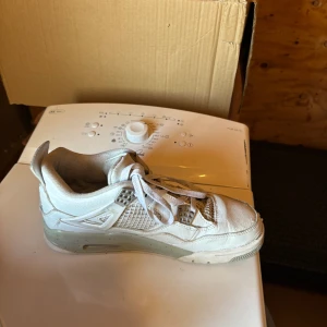 Oreo white Jordan 4  - Säljer ett par vita sneakers med snörning och en ikonisk design. Skorna har en högre sula och detaljer i mesh och skinn. Perfekta för en sportig look. Kan tänka mig att byta mot något fint eller gå ner i pris sitter inte hundra på priset
