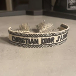 Jättefint CD armband i färgen vit svart  - Jättebra skick #grish #laidback #oldmoney