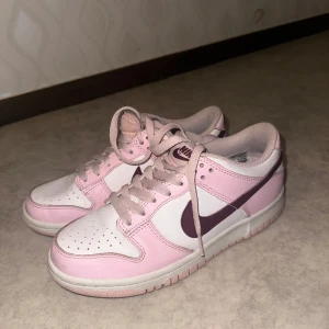 Nike Dunk sneakers i rosa och vit - Snygga Nike Dunk sneakers i en fräsch kombination av rosa och vit. Supercoola och i gott skick 