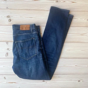 Tiger of Sweden jeans - Säljer nu mina Tiger Of Sweden jeans👖 Storlek:30/32, Skick: 9,5/10 (Nästan helt nya), Nypris: 1800kr, Mitt pris: 299kr, Skriv vid minsta fråga, Inga priser är hugget i sten, Fraktar alltid inom 24h efter köp📦