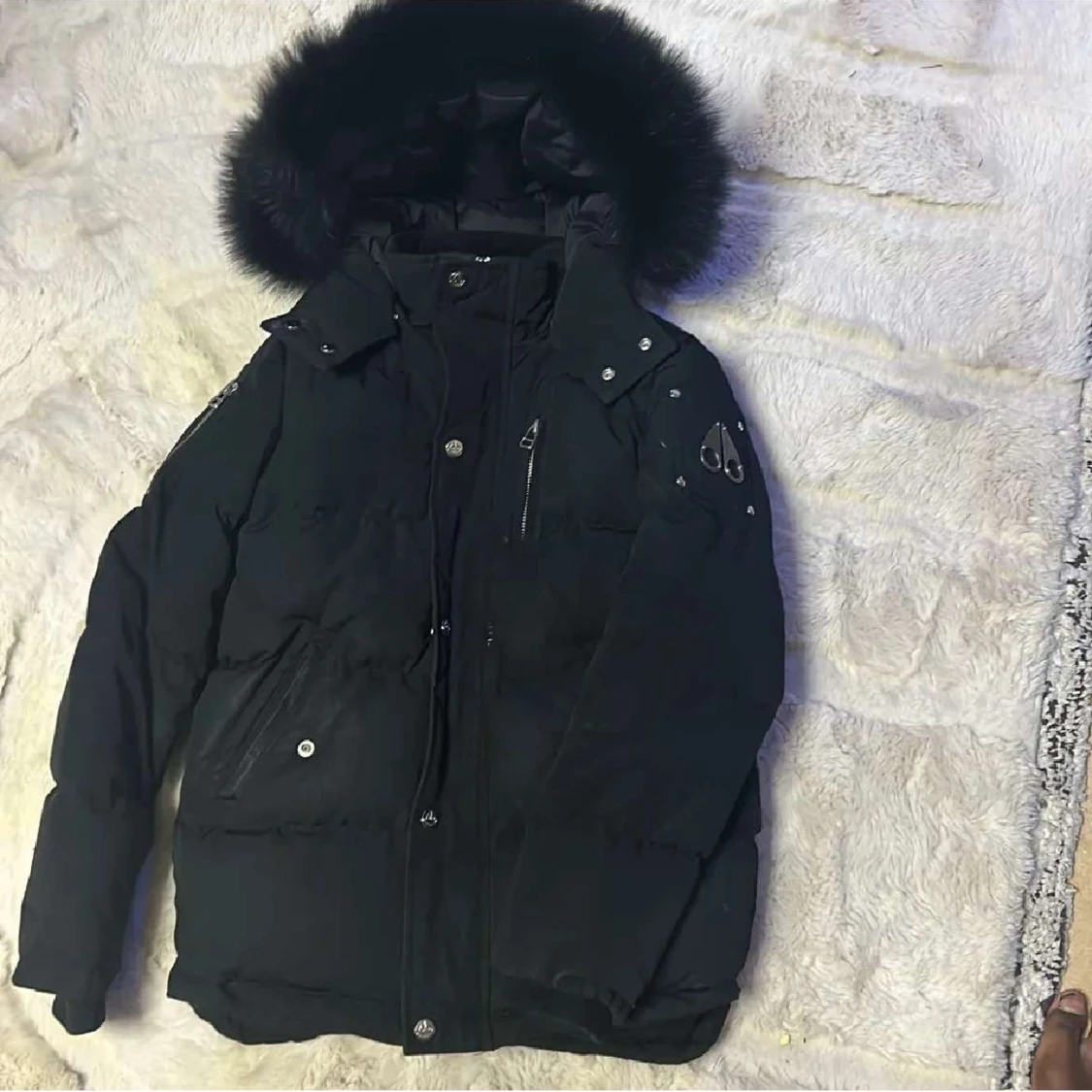 Svart dunjacka med pälsdetaljer