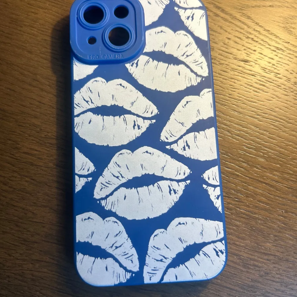Två snygga blå mobilskal med läckert läppmotiv i svart och vitt. Perfekt för att ge din telefon en unik look. Skalen är designade för att passa telefonen 14😍. Asusteet.