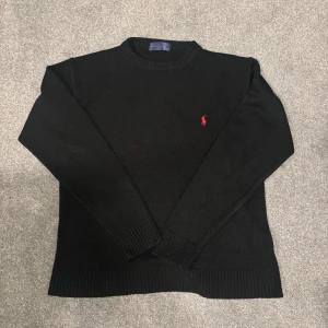 Ralph lauren sweater - Säljer denna feta svarta raulph lauren sweater eftersom pengar knas. Skick är in princip ny så 10/10. Några funderingar är det bara att skriva💯