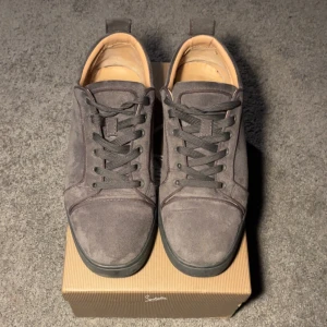 Gråa Christian Louboutins - Tja, säljer nu dessa ”loubs” väldigt bra skick och allt ingår. Lite smuts på sulan kan man ta bort med hjälp av en disktrasa eller annat. Absolut inga problem, Priset är ej hugget i sten och tveka inte med att höra av dig🙏