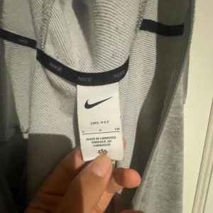 Nike zip hoodie - Säljer en grå Nike zip Hoodie oanvänd och bra skick storlek S