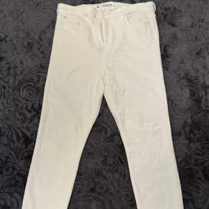 Snygga vita skinny jeans från H&M i stretchigt denim. Perfekta för en stilren look med en smal passform. ENDAST SWISH. KÖPAREN STÅR FÖR FRAKTEN!!!