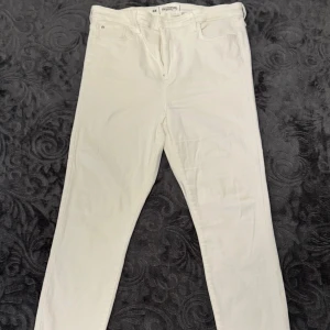 Vita skinny jeans från H&M - Snygga vita skinny jeans från H&M i stretchigt denim. Perfekta för en stilren look med en smal passform. ENDAST SWISH. KÖPAREN STÅR FÖR FRAKTEN!!!