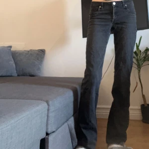 Svarta bootcut jeans - Innerbenslägnd 80cm. Midja/höft 75. Töjbara i midjan