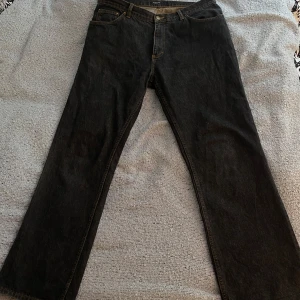 Svarta jeans från Kappahl  - Ett par coola svarta jeans i wide leg stil. Köpta på humana men säljer för att de tyvärr är för stora för mig :(