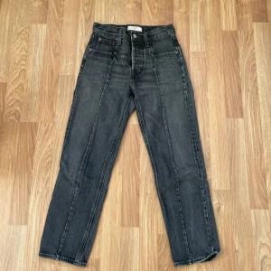 Levi's jeans - Snygga svarta jeans från Levi's altered med klassisk femficksdesign och knappgylf. Påminner om 501or och sitter som ett smäck! 100% bomull. Storlek 24 