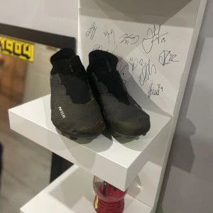 Nike mercurial elite  - Säljer ett par svarta Nike fotbollsskor med Zoom-teknologi. Skorna har en tight passform och är designade för optimal prestanda på planen. De har en slitstark sula med dobbar för bra grepp.