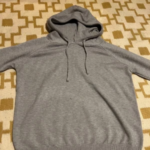 Grå merinoullhoodie - Säljer denna stilrena grå hoodien gjord av 100% merinoull. Den är i 10/10 skick och passar en från 160-165, själv är jag 168 och den satt lie för kort. Dm för frågor eller mer bilder!