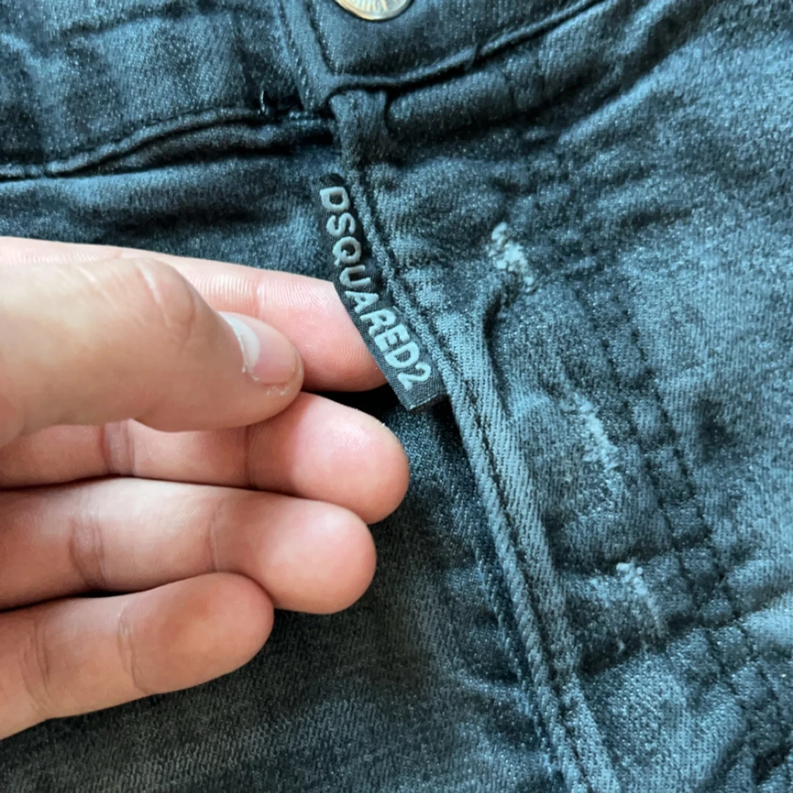 Grå jeans från Dsquared2 dom är i god stick,