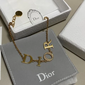 D armband guld  - Supersnyggt armband guldfärgad (1 kvar). Skriv för fler bilder eller kolla in Instagram. Luxe_b_swe . Med box +60kr 🌺